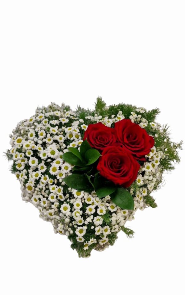 Cuore di margherite e rose rosse