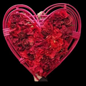Cuore di fiori finti rossi