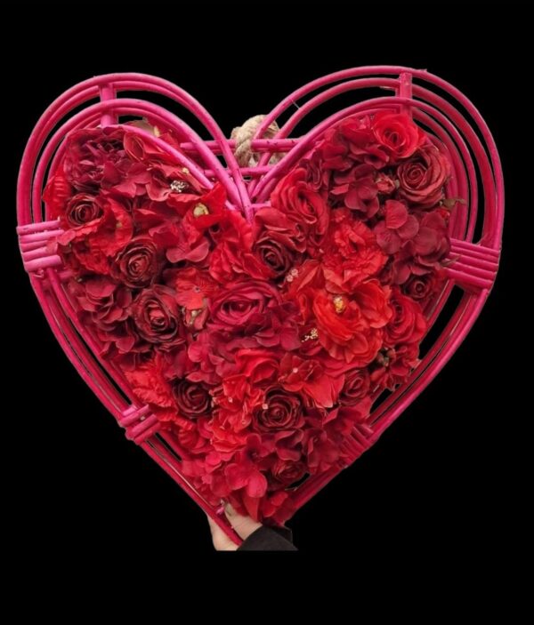 Cuore di fiori finti rossi